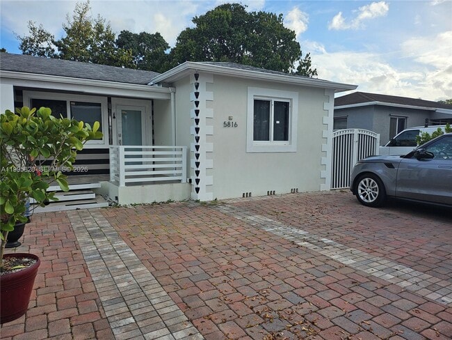 Building Photo - 5816 SW 9th St