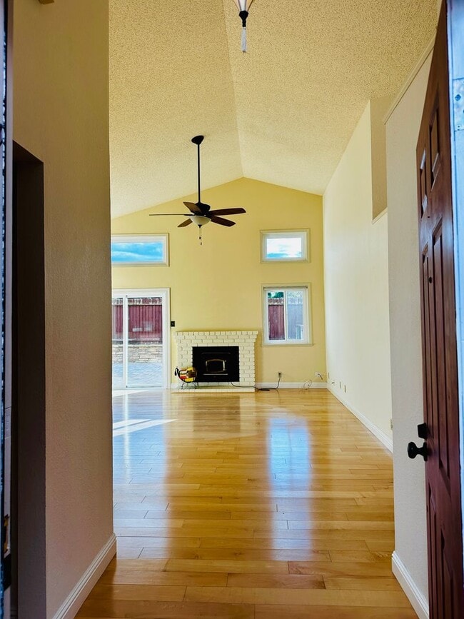 Building Photo - Single Story Court location