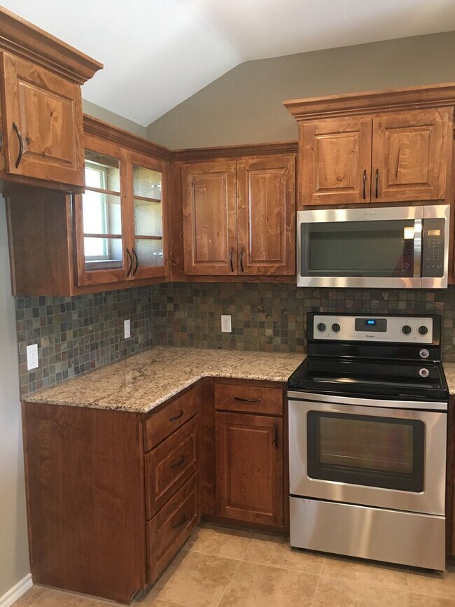 Building Photo - MOVE IN READY- Single Family Home- 3bedroo...