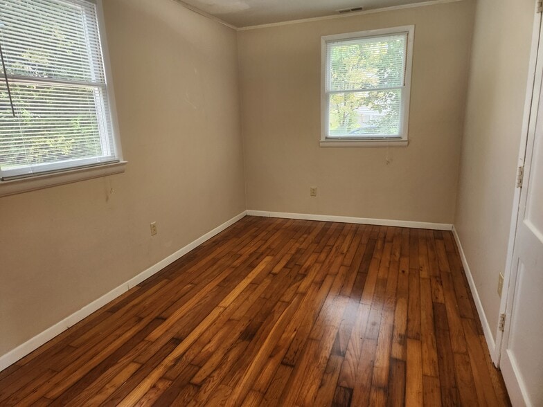 2nd BR - 5112 Schubert Rd