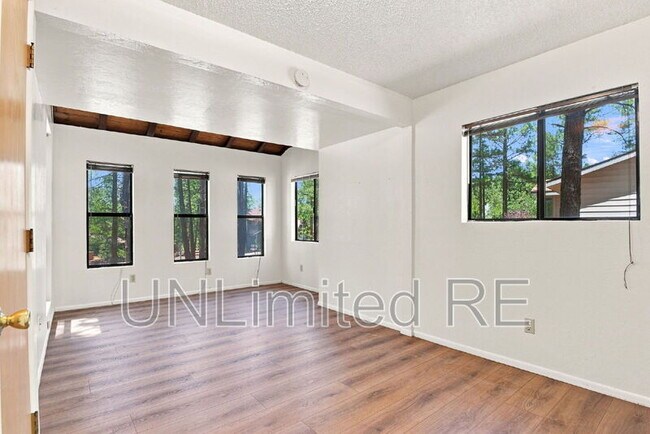 Building Photo - 1410 Inverrary Way