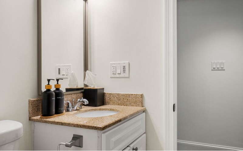 Building Photo - 48 School St