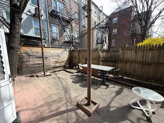 Building Photo - 105 8th St