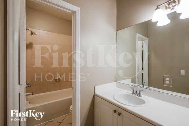 Building Photo - 300 NE 36th Avenue Rd