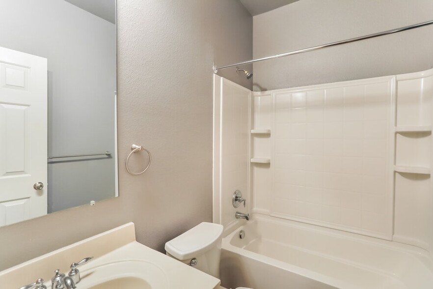 Building Photo - 2840 Shoreline Way
