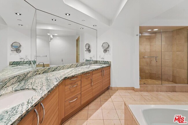 Building Photo - 13650 Marina Pointe Dr