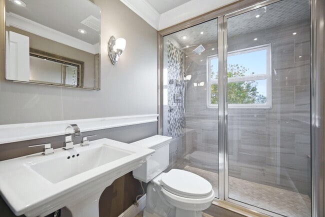 Building Photo - 2901 S Palm Aire Dr