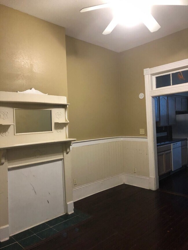 Building Photo - *APPLICATION PENDING!* DOWNTOWN 3 BEDROOM!