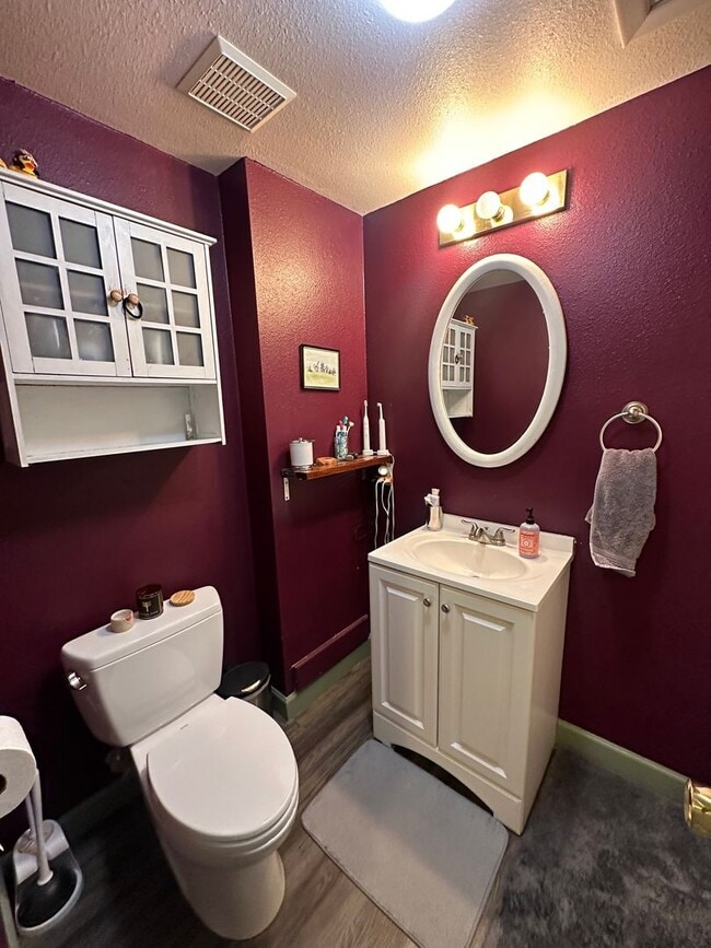 Building Photo - "Rare Opportunity" 3 bedroom 2 bath in the...