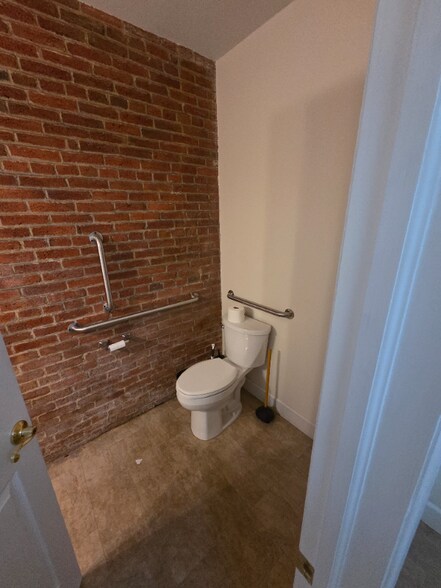 Building Photo - 806 13th St