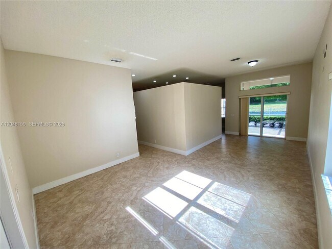 Building Photo - 837 Tanglewood Cir