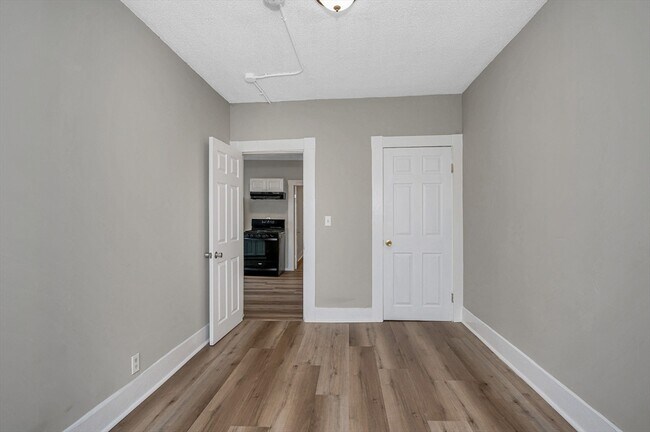 Building Photo - 50 1/2 Common St