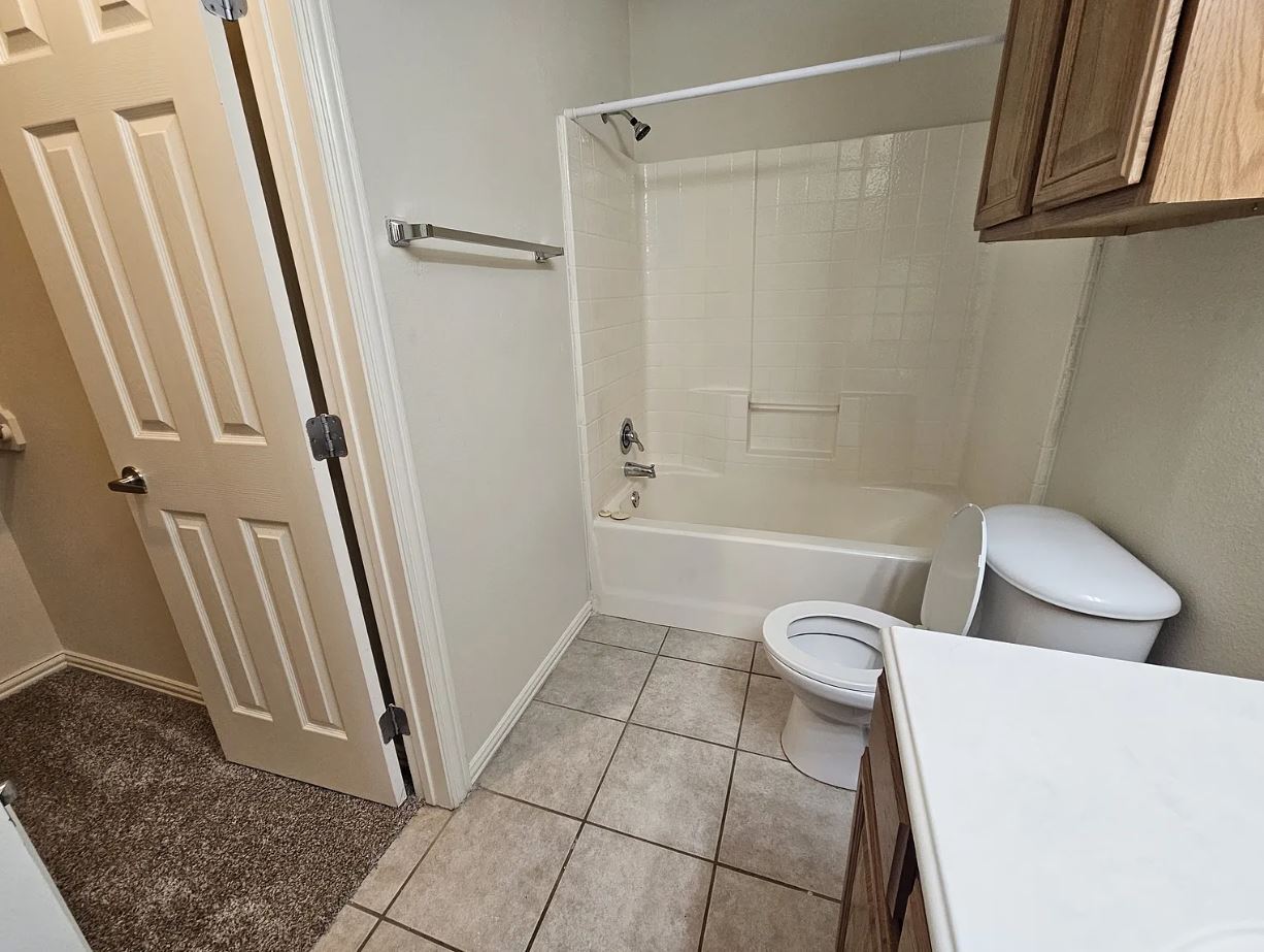 Building Photo - 1001 Krenek Tap