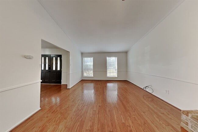 Building Photo - 2137 Parkdale Dr