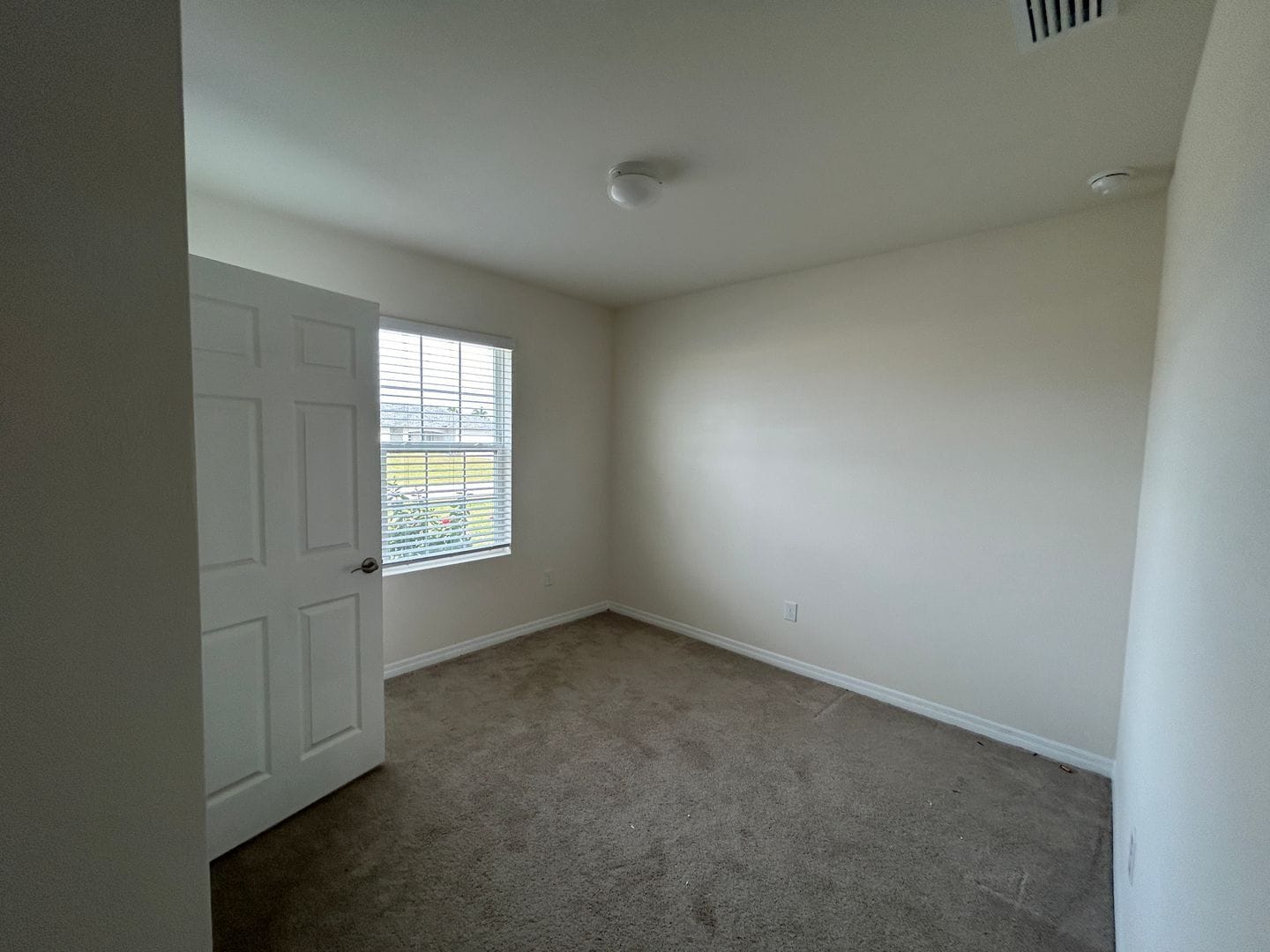 Building Photo - 4/2 Newer construction Available June 22nd