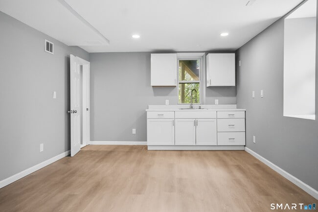 Building Photo - 275 Riverview Ave