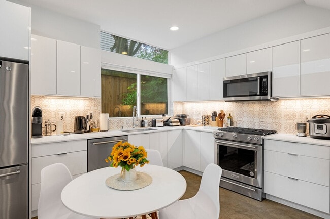 Building Photo - 620D 10th Ave E