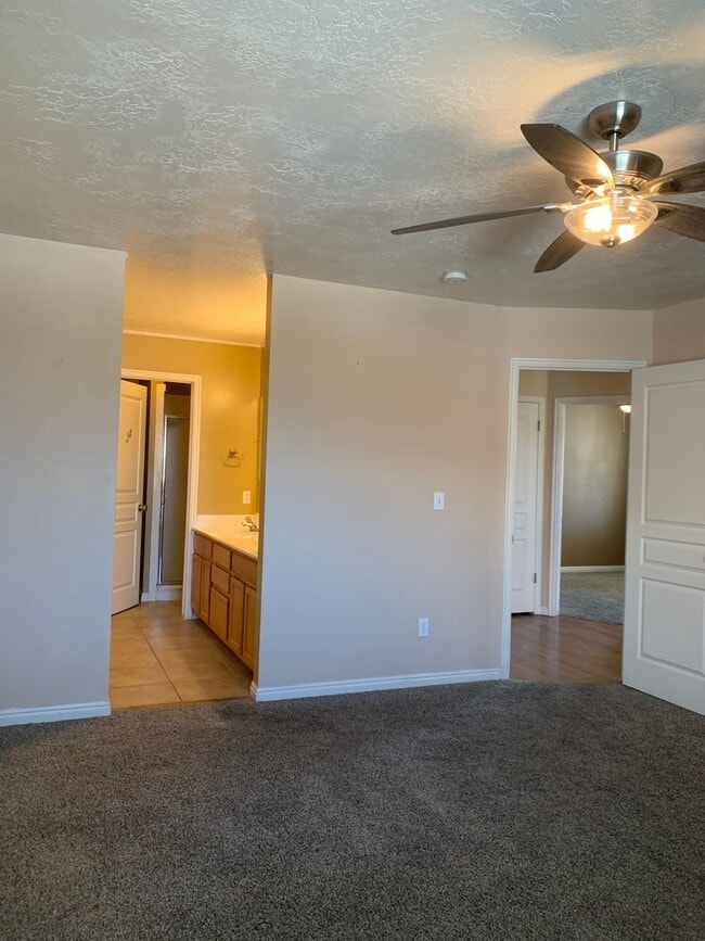Building Photo - Must See! $800 Amazon Gift Card Upon Move In! 2 Bed 1 Bath Condo for Rent in Ogden