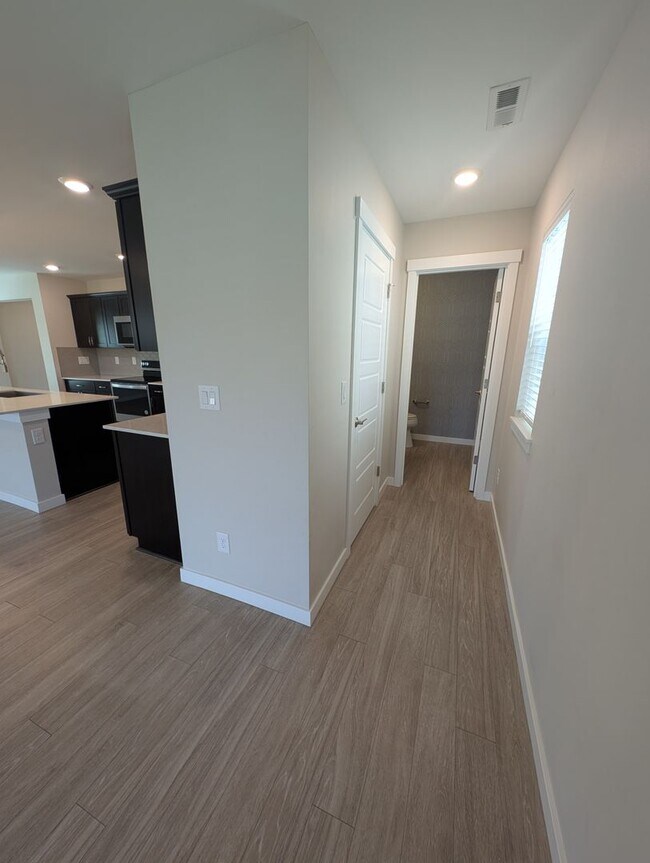 Building Photo - LIKE-NEW 4 bedroom home in Lacey!