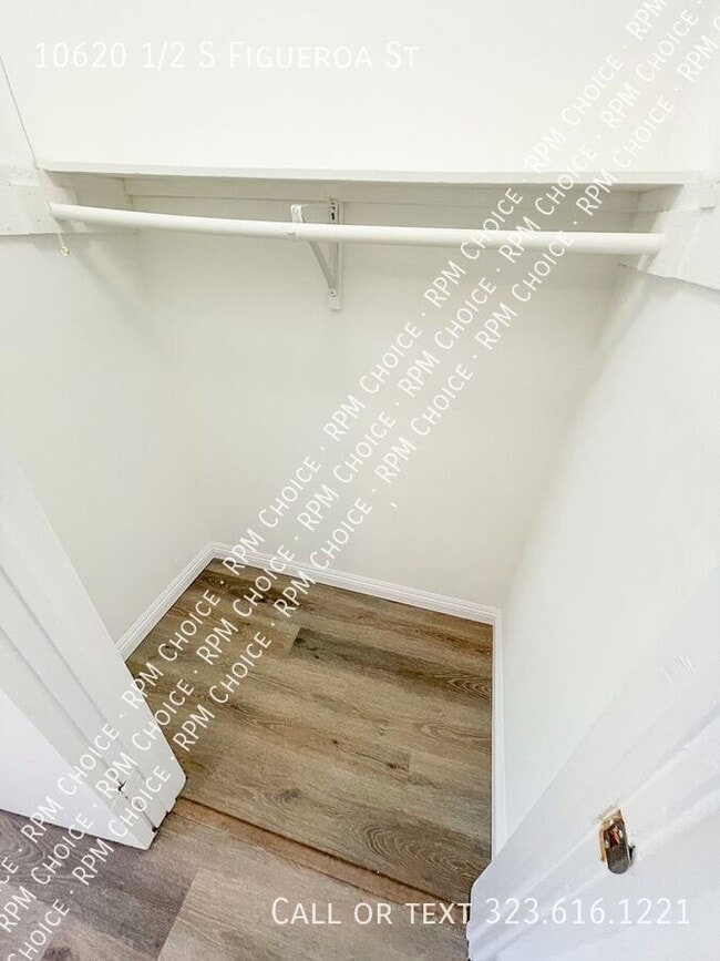Building Photo - 10620 1/2 S Figueroa St-