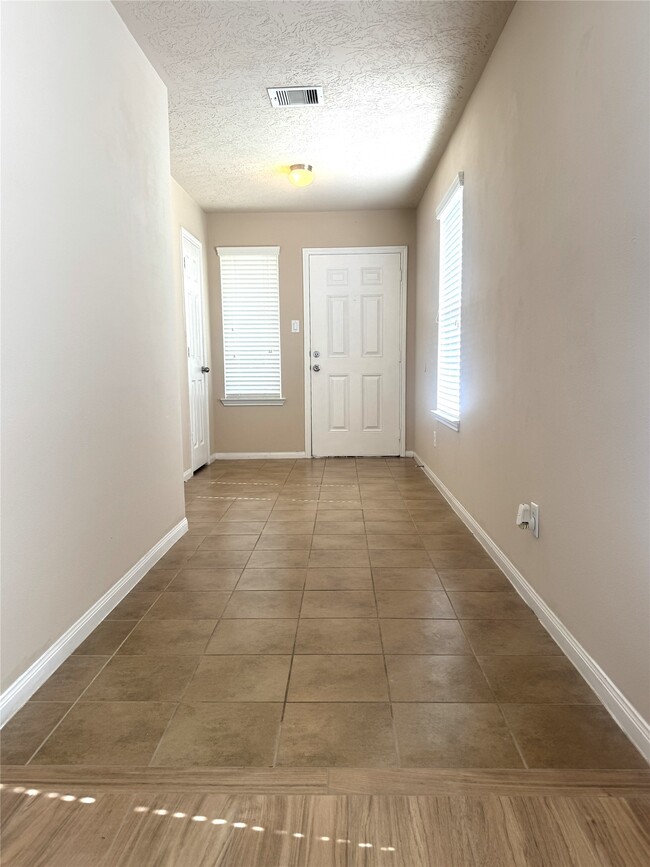 Building Photo - 2231 Tandy Park Way
