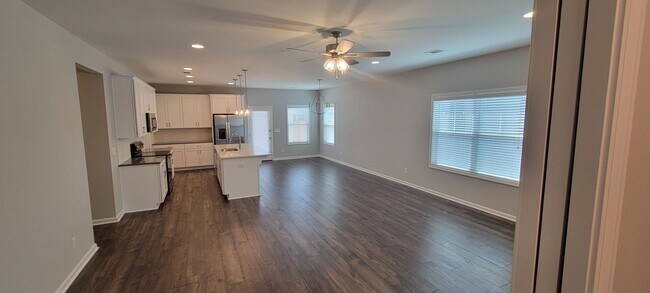 Building Photo - BEAUTIFUL HOME in the Desirable Hedgefield subdivision in Prattville.