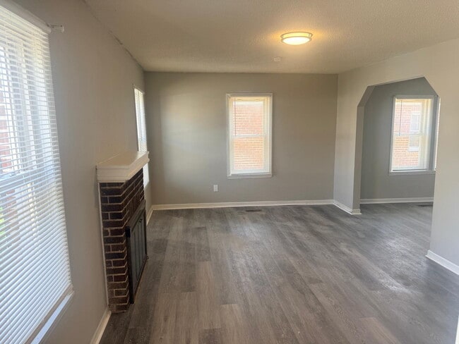 Building Photo - "Charming 3-Bed, 1 bath Retreat with Beautiful Floors on Laura Avenue!"