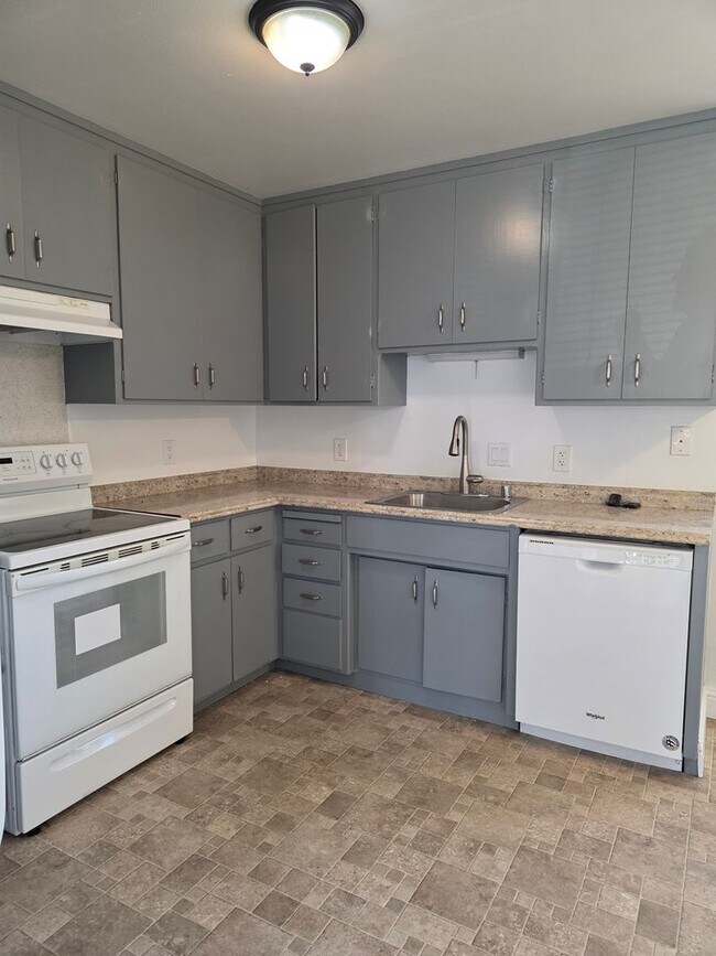 Building Photo - MG11-1036-1038 Dodge Drive