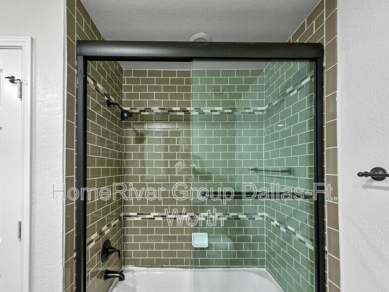 Building Photo - 325 Willow Creek Dr