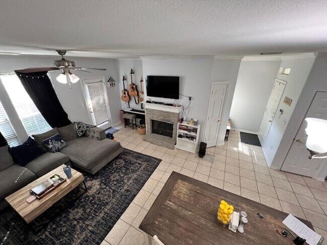 Building Photo - Luxury Living in North Austin / Condominium / Gated Community / 3 bedrooms / 2 car garage