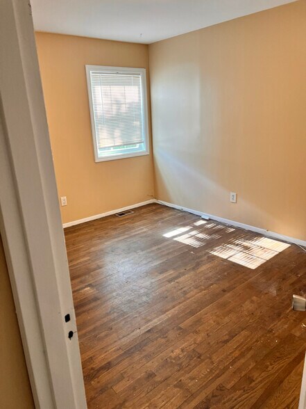 Building Photo - 270 Louise Ave