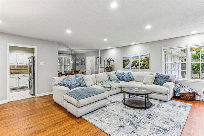 Building Photo - 2592 Woodacres Rd NE