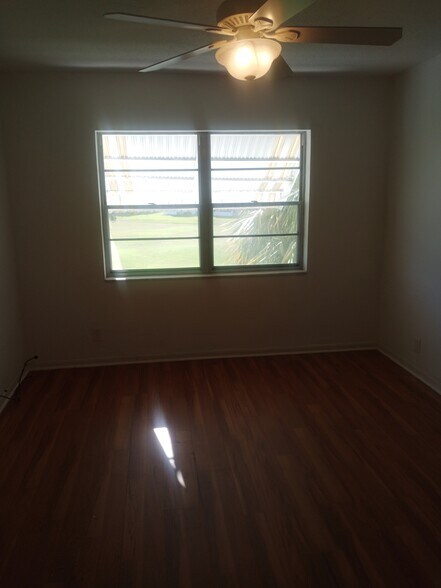 Bedroom - 2851 E Golf Blvd