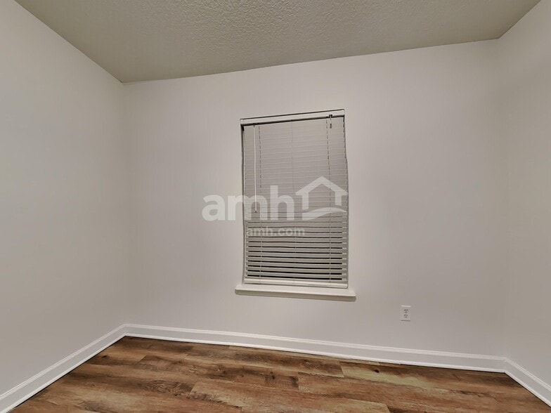 Building Photo - 3943 Hunters Lake Cir E