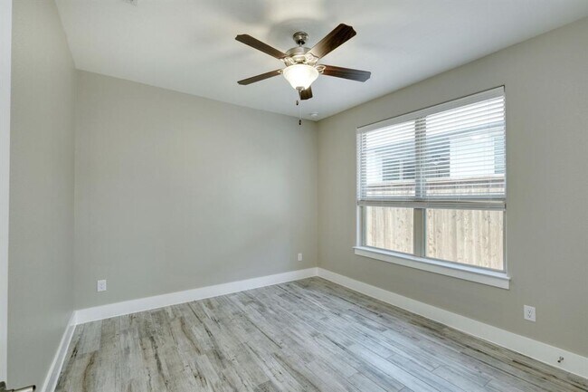 Building Photo - 438 Parkline Dr