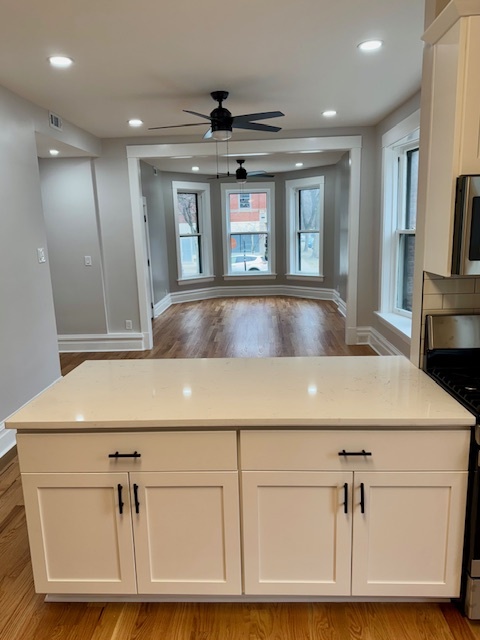 kitchen island - 4200 N Damen Ave