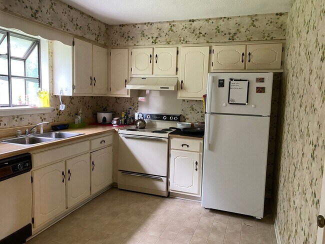 Building Photo - 114 Helen Cir