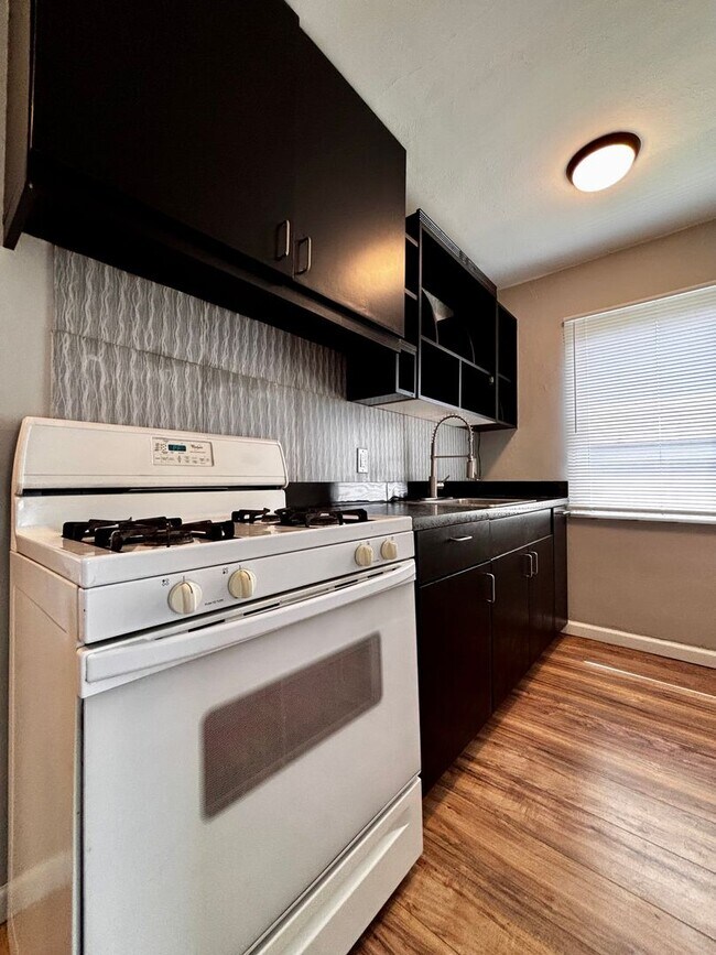 Building Photo - Beautiful 1 bed apartment, just off I-675 ...