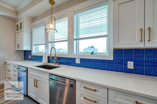 Building Photo - OFF-SEASON MONTHLY RENTAL - IT'S A BIG DILL!!