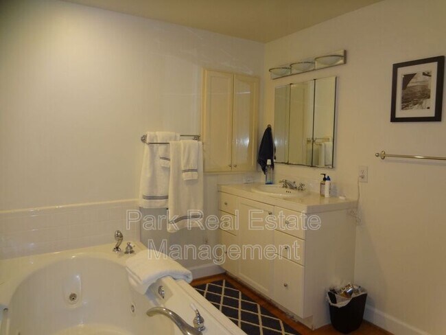 Building Photo - 806 Woodland Ave