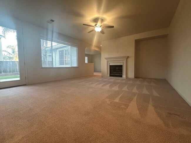 Building Photo - Reduced Price! Spacious 5 Bed, 3 Bath home...