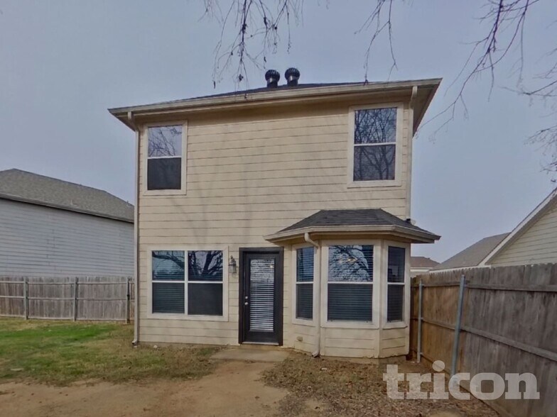 Building Photo - 1300 Pine Ln