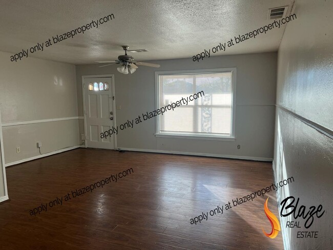 Building Photo - 2 Bed 1 Bath Home | Fresh Paint & New Floo...