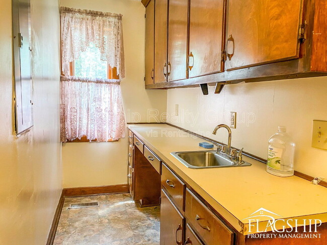 Building Photo - 1228 Forest Acres Dr