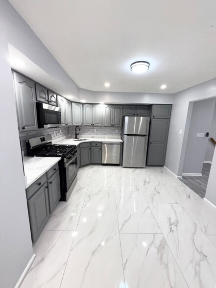 Building Photo - 68 Marrow St