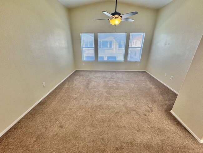 Building Photo - CHARMING 2 BEDROOM CONDO IN GATED COMMUNITY