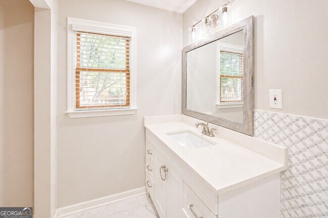 Building Photo - 135 Summer Brooke