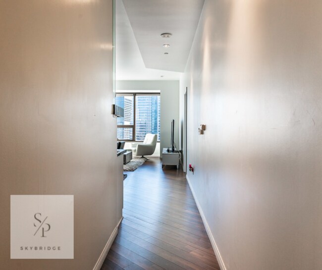 Building Photo - "Luxurious 2-Bedroom Furnished Condo with Scenic Views & Pool at 1100 Wilshire!"