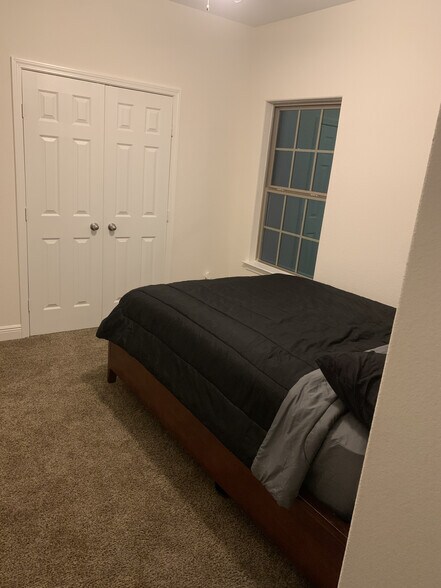 Building Photo - 5622 Ridgeway Dr