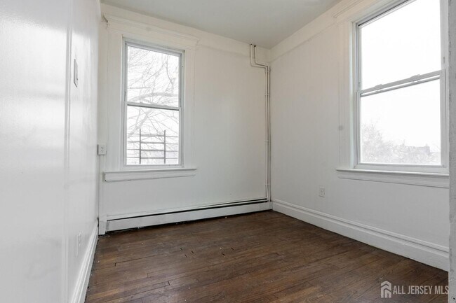 Building Photo - 410 Chadwick Ave